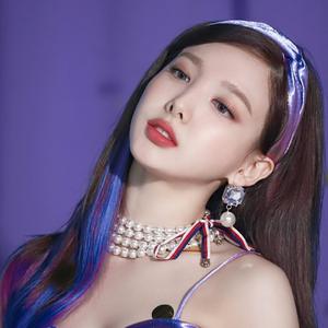 白丝美女被操出白色不明液体
