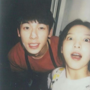 白丝美女被操出白色不明液体
